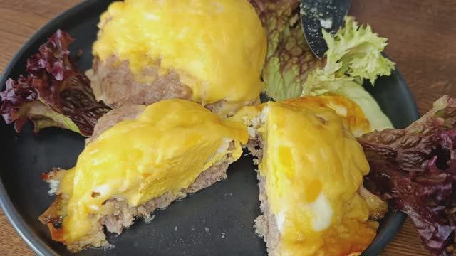 Рецепт вкусных мясных гнёздышек с сыром и яйцом