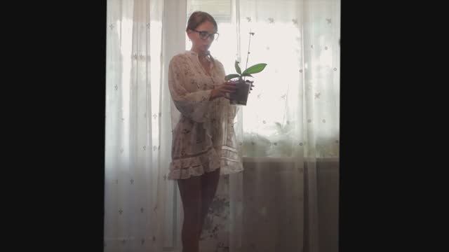 ❤️ Transparent windowsill cleaning a watering plants with Tina in a dress