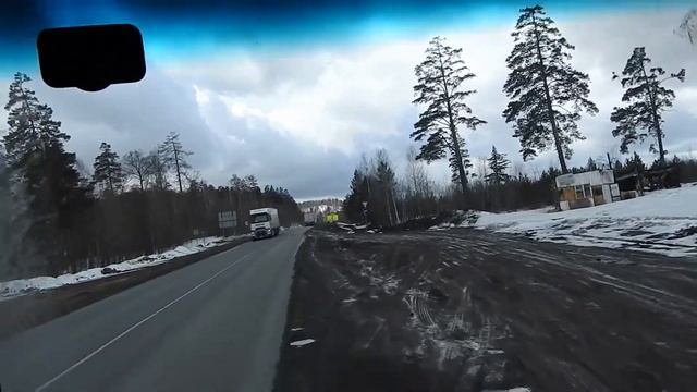 Еду по уралу/коллега меняет колесо