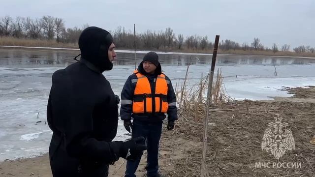 Как спастись при провале под лёд? Как помочь провалившимся утопающим? Пошаговая инструкция МЧС.