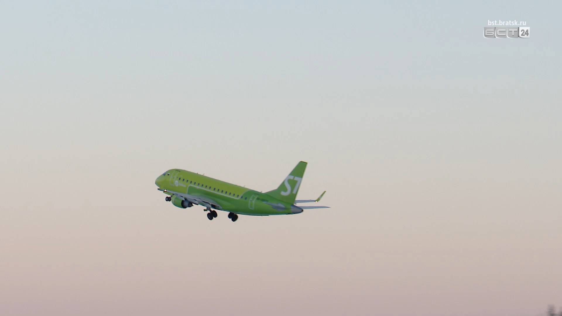 Двое пассажиров, опоздавших на рейс в Братск, вырвались на перрон Толмачёво