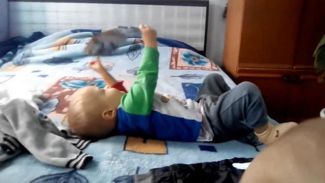 Малыш читает книгу