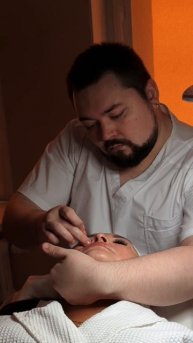 Массаж лица — это процедура, которая приносит много пользы для кожи и организма в целом.