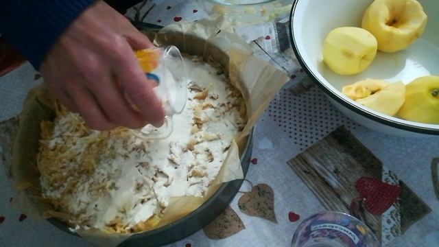 яблочный пирог по-быстрому , получился даже очень вкусно