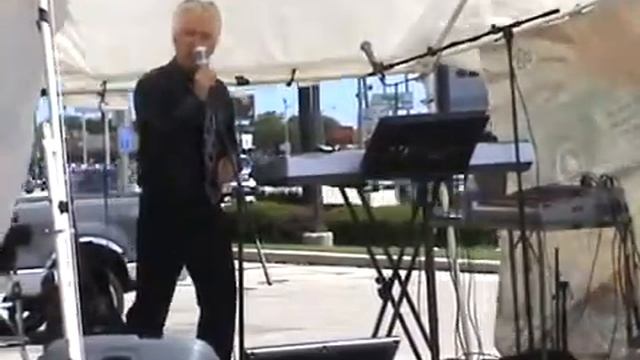 Dave Ehlert sings If you can't lie no better at the Sunday in the Park...ing Lot Concert