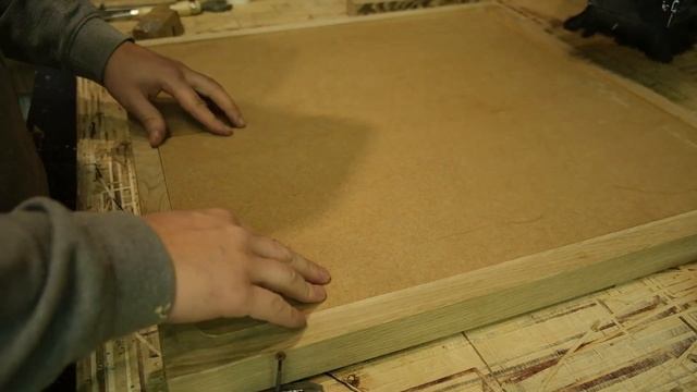 Стол из дуба с керамическим панно. An oak table with a ceramic panel.