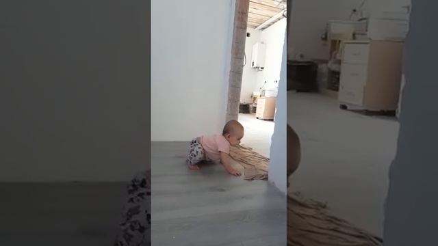 преграда для ребёнка из мокрой тряпки😄 #котики #милыедети #babyvideo #дети #младенцы #cutebaby #cut