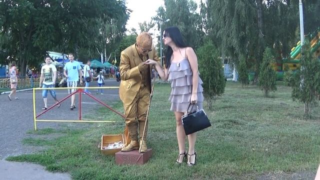 Живая статуя целует даме ручку, а она кричит "Мне страшно!!!" (Сумы)