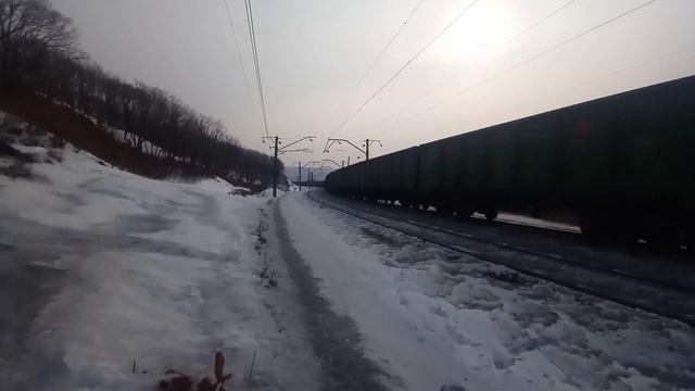В кривых. Электровоз 3ЭС5К-135 "Ермак" с грузовым поездом зимним днём на Транссибе.
