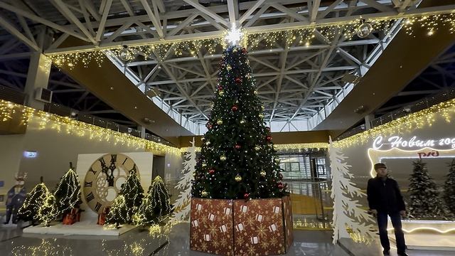 Гуляем по Роза Хутор. Очень радует праздничная атмосфера Нового года! 🎄 А на море шторм!