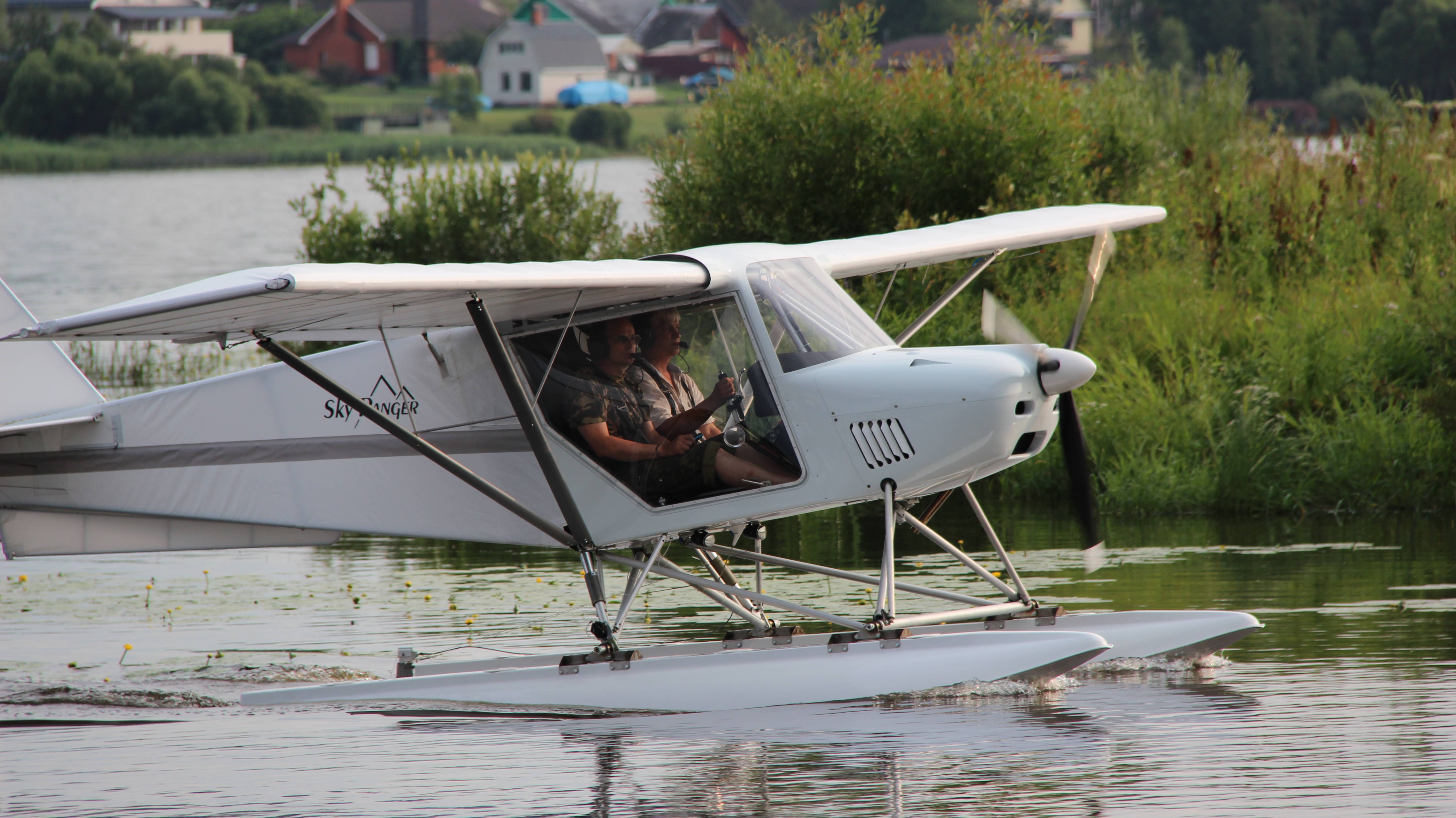 Самолет SkyRanger на поплавках.