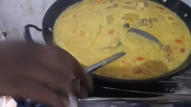 Papeda dan ikan bobara kuah kuning makanan tradisional Orang Papua.
