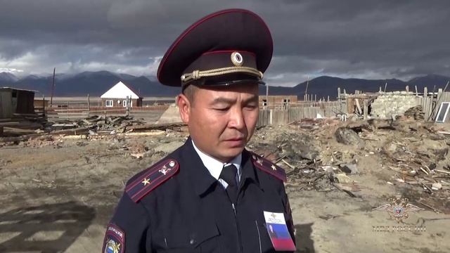Владимир Колокольцев наградил полицейских, которые помогли выбраться троим детям из горящего дома