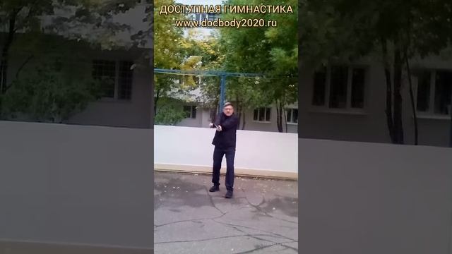Упражнения со стальным кнутом Цинь Цюн на спортплощадке (5)