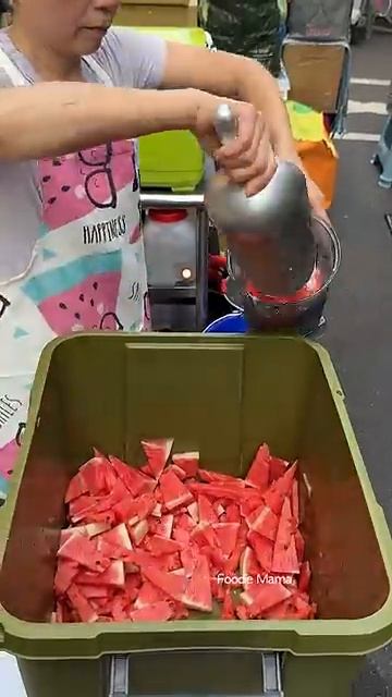 Giant Fruit! Taiwanese Giant Watermelon Juice - Fruit Cutting Skills