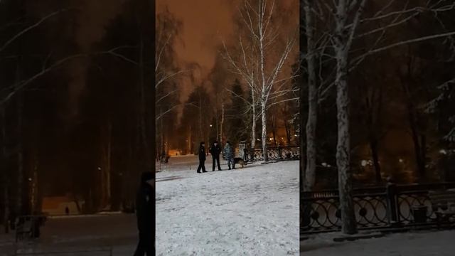 Площадь в новогоднюю ночь! Собирается народ!