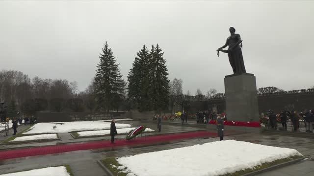Церемония возложения к монументу "Мать-Родина"