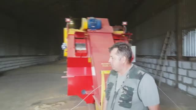 Зерноочиститель ПЗК-100 "Мамонт" в работе". Тамбовская область, Петровский район, с. Тынково.