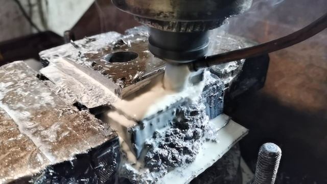 Фрезерные работы по металлу. Фрезеровка угла кастера ( кастора) с охлаждающей жидкостью (СОЖ)