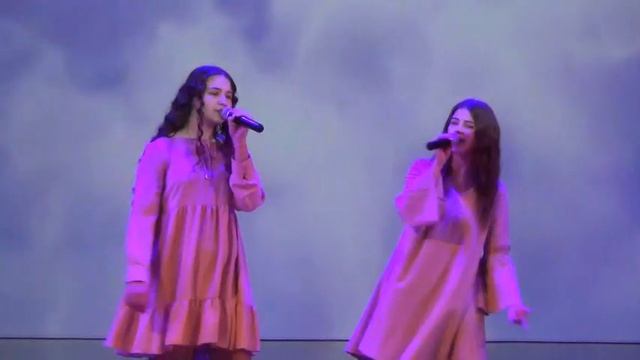 "Мы полетим над городом" - Мария и Наталья Толубеевы.