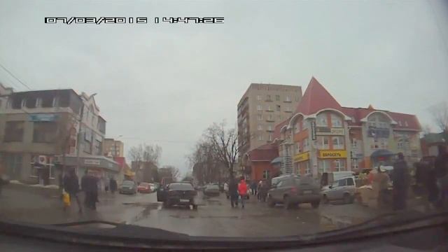 Пешеходы запинали машину