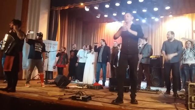 Фінал фестивалю "Дорога на Схід" пісня "Червона рута", яку співали усім залом у м. Старобільск