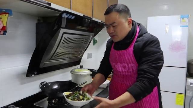 小杜秘制芋儿鸡招待老妈，婆婆和妈妈相谈甚欢，一家人其乐融融~【胖哥有杜】