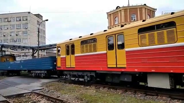 Контактно Аккумуляторный Электровоз "ЭКА-002" с грузовым вагонов в Электродепо "Автово"