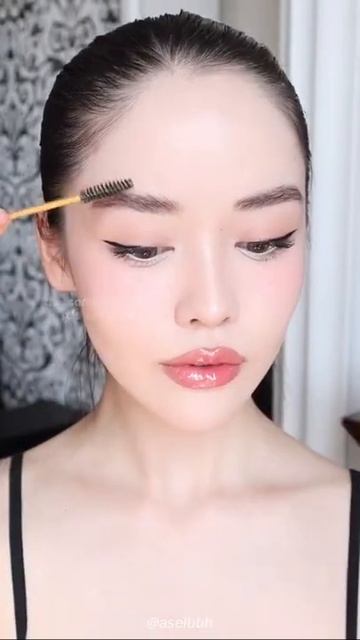 Do your eyebrow with hair gel