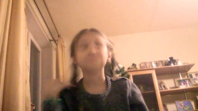 Украшаю елку у тёти Лены