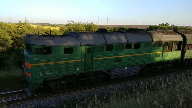 Тепловозы 2тэ116 с пригородным поездом 6408 на перегоне Сурское-Встречный . Приднепровская жд.