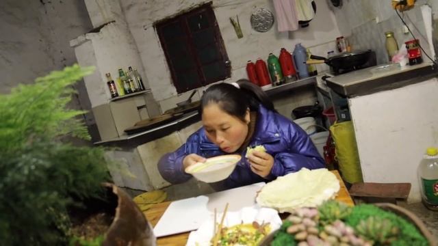 胖妹真会吃！做20张饼，张张薄如纸，裹上农家小菜，怎么也吃不腻【陈说美食】