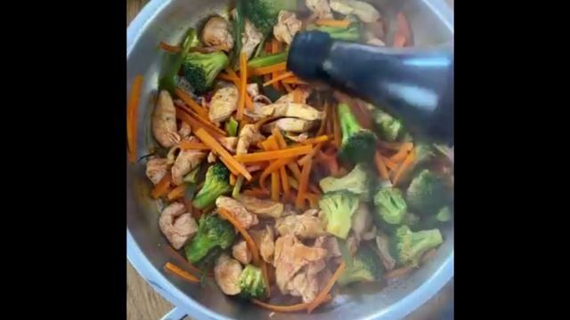 Курица с овощами в сливочном карри с рисом жасмин. Кулинар