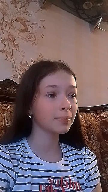 раскудрявый  синеглазый ходить бродит под окном мне девчонки рассказали все истории о нем. 
❤️