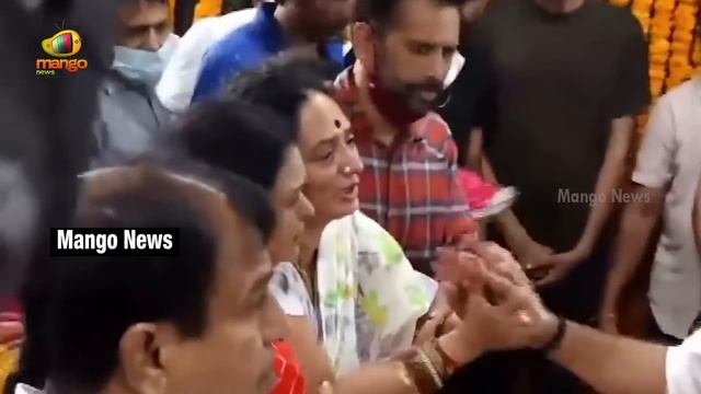 Rebel Star Krishnam Raju's Wife Breaks Down Into Tears | #RIPKrishnamRaju | Prabhas | Mango News