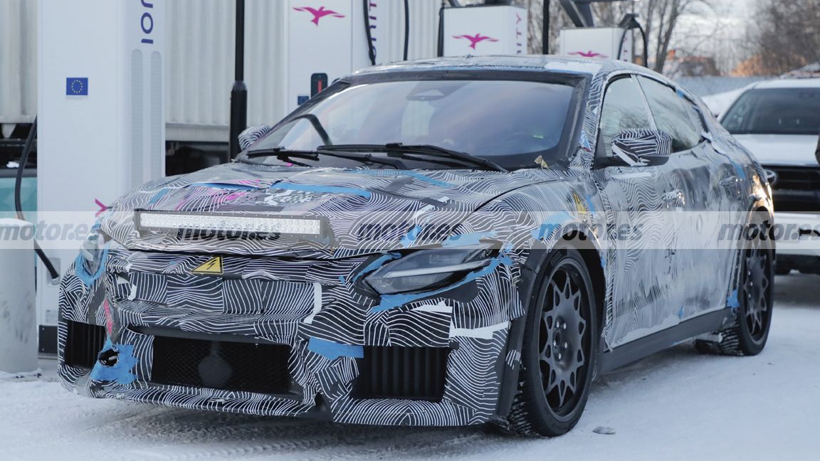 Премьерный электрокар Ferrari заметили на тестах: первые подробности