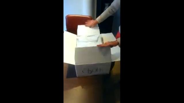 Моя счастливая клиентка открывает посылку из Италии.