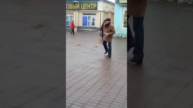 Отжиг в Одинцово!Мужика колбасит!)
