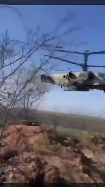 На бреющем. Подобные кадры не могут вызывать ничего, кроме восхищения. Мощь российских вертолетов...
