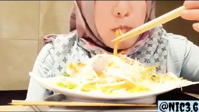 Thai Papaya seafood salad, chicken satay//grill Thai restaurant eating show
