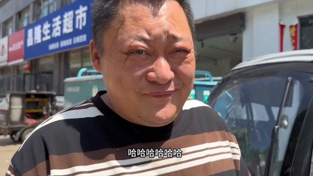 胖龙花5000元买了辆新车？这下老爸不用担心风吹雨打了，高兴地和小强吃碗面庆祝一下【胖龙的小生活】