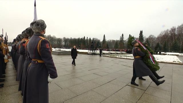 Церемония возложения к монументу "Мать-Родина"
