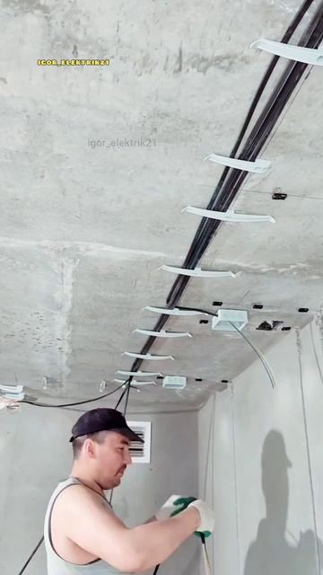 Монтаж кабеля по потолку по держателям кабеля от @promrukav