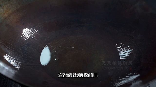 素炒藕丝Try stir frying shredded lotus root - crispy, spicy and appetizing.