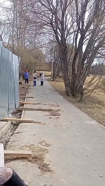 720p_Вот_опят_стоят_девочки_обсуждают