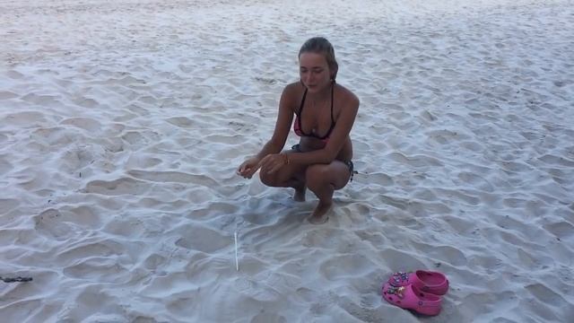 Девушка в купальнике и яйца в песке!