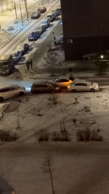 ‼️В Дрожжино на улице Новое шоссе водитель протаранил несколько припаркованных автомобилей‼️