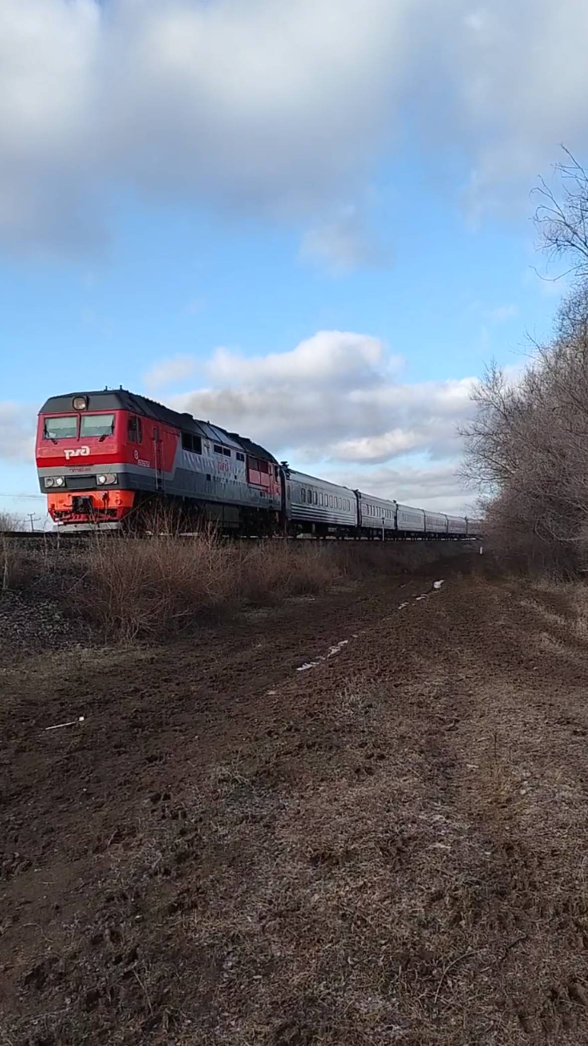 "ПРИВЕТЛИВЫЙ БС"Тепловоз ТЭП70БС С пассажирским поездом Москва-Волгоград следует по перегону
