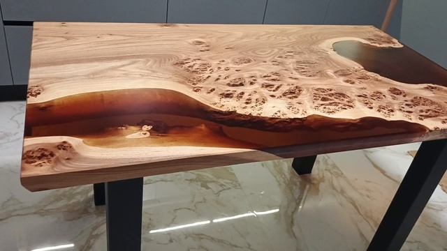 Стол из массива дерева и эпоксидной смолы