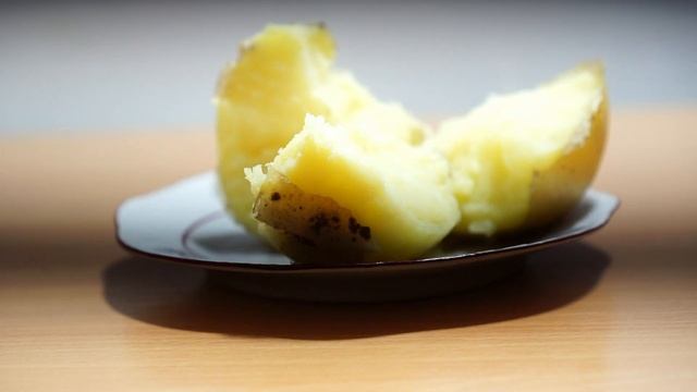 Remedii naturiste pentru răceală și tuse. Inhalații cu aburii unui cartof fiert.